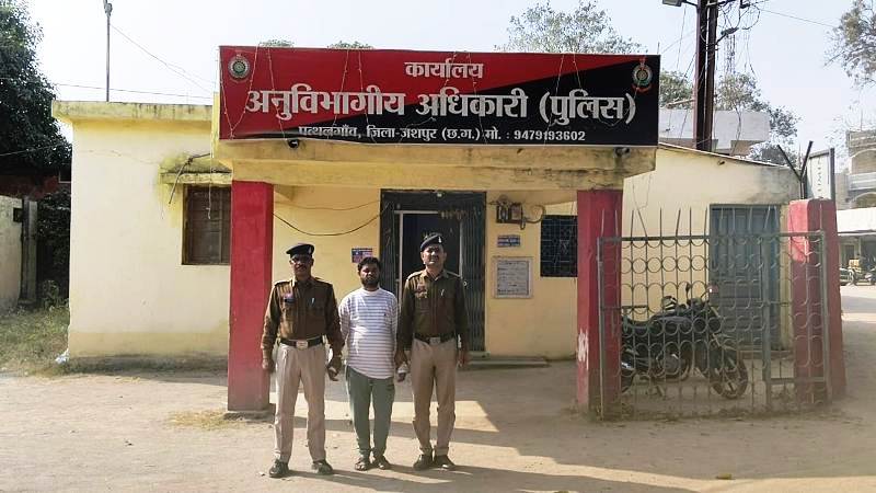 धान खरीदी घोटाला : फरार समिति प्रबंधक पुलिस के शिकंजे में, धान उपार्जन केन्द्र कोनपारा (तुमला) में 6.55 करोड़ की अनियमितता का फरार मास्टरमाइंड गिरफ्तार.