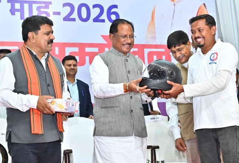 सड़क सुरक्षा के लिए पुलिस मितान बनेंगे जनता और पुलिस के बीच मजबूत सेतु: मुख्यमंत्री विष्णु देव साय ने पुलिस मितान सम्मेलन में एप लॉन्च कर 4500 हेलमेट व फर्स्ट एड किट वितरित की