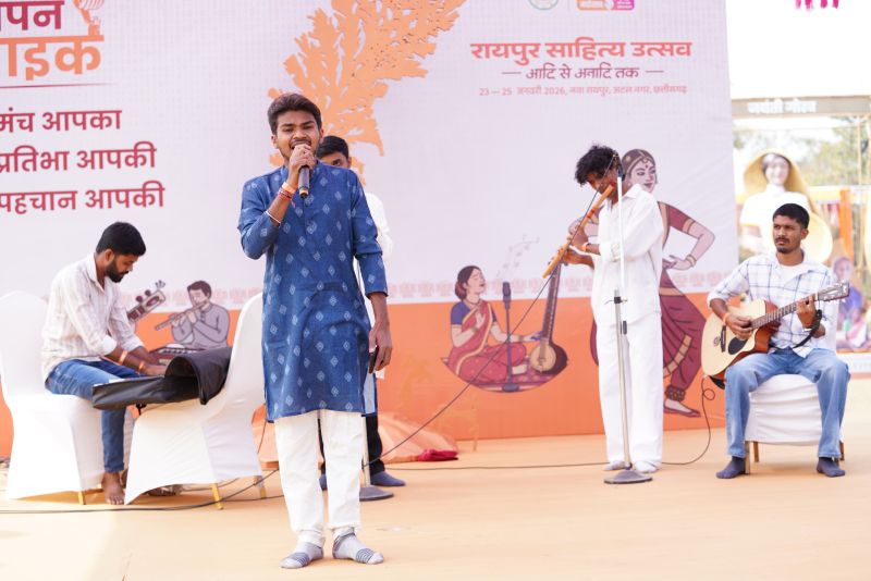 रायपुर साहित्य उत्सव में ओपन माइक से नवीन प्रतिभाओं को मिला सशक्त मंच: पहले दिन चार सत्रों में 75 से अधिक प्रतिभागियों ने लिया हिस्सा