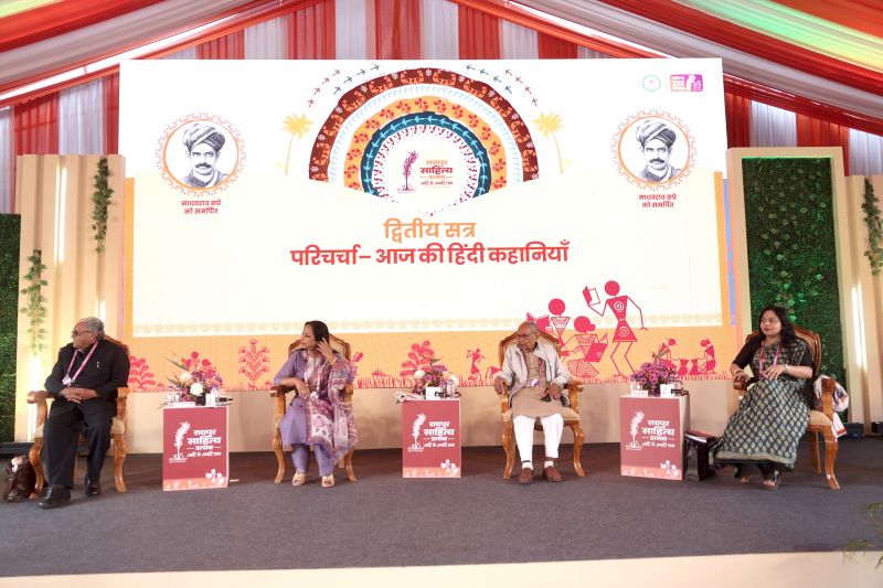 समाज के यथार्थ और संवेदनाओं की सशक्त अभिव्यक्ति है आज की हिंदी कहानी—रायपुर साहित्य महोत्सव में लेखकों और पाठकों के बीच सार्थक संवाद