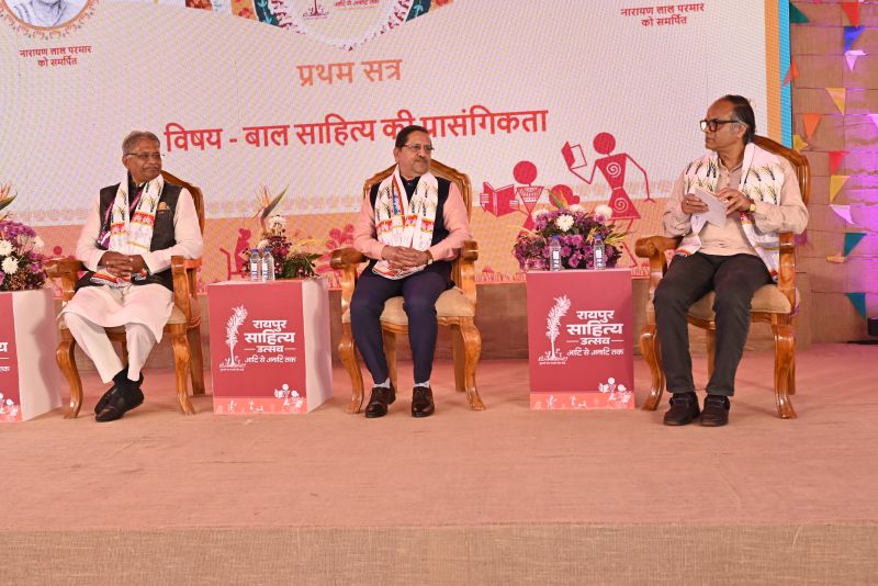 रायपुर साहित्य उत्सव में छत्तीसगढ़ी काव्य पाठ, लोकभाषा और संवेदना से सजा साहित्यिक मंच : कवियों ने छत्तीसगढ़ी भाषा की गरिमा और पारिवारिक मूल्यों को काव्य के माध्यम से किया उजागर