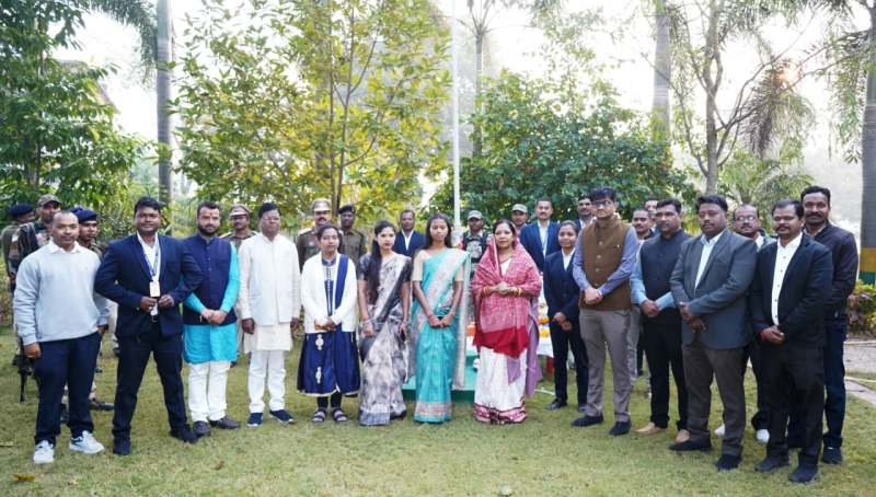 77वें गणतंत्र दिवस पर मुख्यमंत्री कैंप कार्यालय बगिया में शान से फहराया तिरंगा, श्रीमती कौशल्या साय ने किया ध्वजारोहण, देशभक्ति के रंग में रंगा कैंप कार्यालय बगिया परिसर.