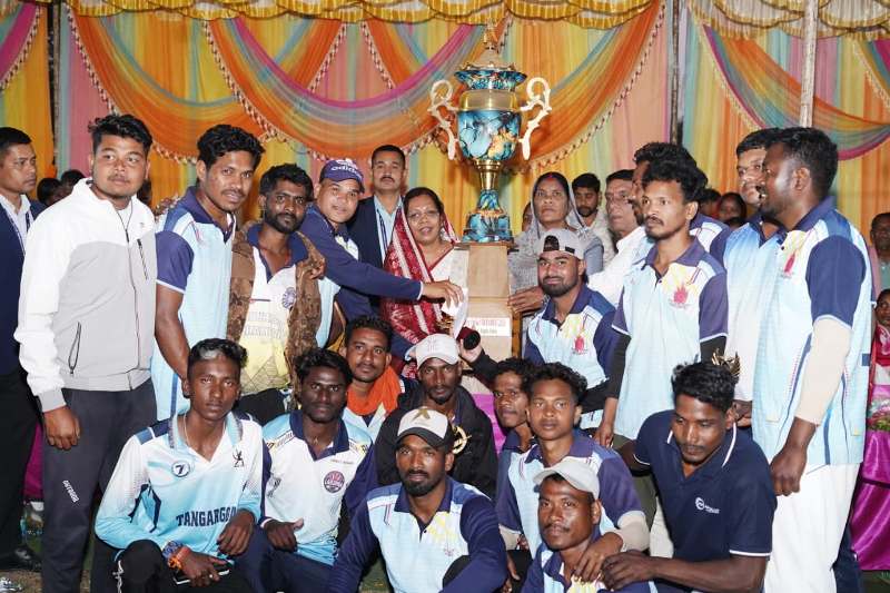 लावाकेरा क्रिकेट प्रतियोगिता का भव्य समापन : श्रीमती कौशल्या साय की उपस्थिति में टांगरगांव बना चैंपियन, क्रिकेट फाइनल में छाए टांगरगांव के बल्लेबाज़, दर्शकों की तालियों से गूंजा लावाकेरा मैदान.