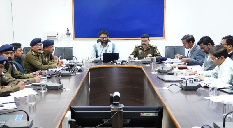 नशा मुक्त जशपुर और सुरक्षित सड़कें प्रशासन की प्राथमिकता, ब्लैक स्पॉट निगरानी, हिट एंड रन कानून व राहगीर योजना के प्रभावी क्रियान्वयन पर कलेक्टर-एसएसपी ने दिए सख़्त निर्देश