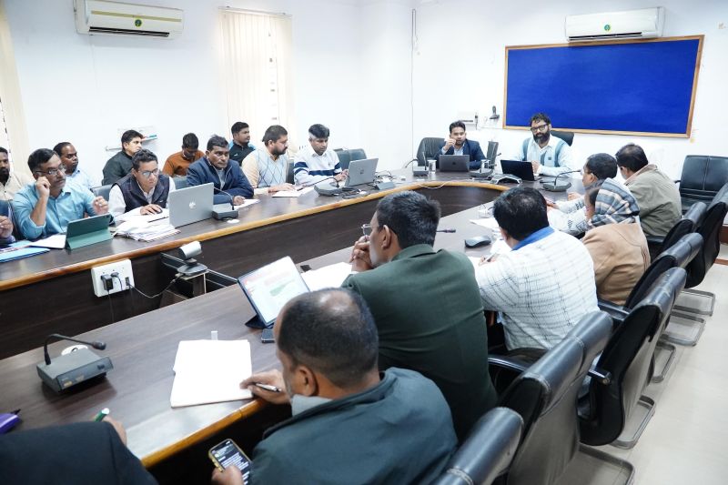 ई-श्रम कार्ड से पेंशन तक: असंगठित श्रमिकों, छोटे व्यापारियों और स्वयं सहायता समूह की महिलाओं को योजनाओं से जोड़ने कलेक्टर जशपुर के सख़्त निर्देश