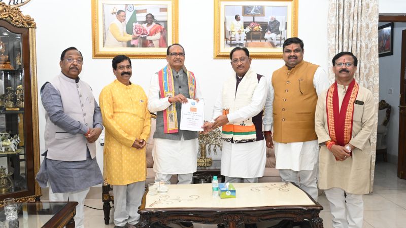 जी राम जी : चौहान व साय से मिलकर पार्टी के जनजागरुकता कार्यक्रमों से अवगत कराया प्रदेश महामंत्री श्री जैन ने