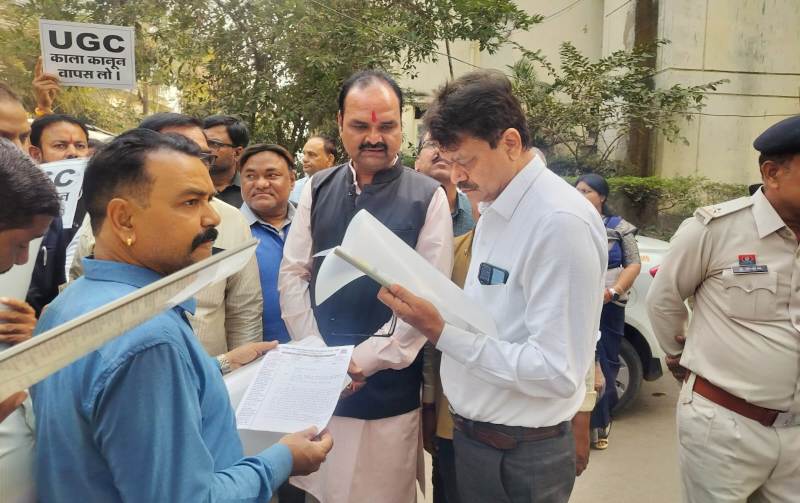 यूजीसी नए कानून के विरोध में राजपूत क्षत्रिय महासभा का प्रदर्शन,  रायपुर में रैली निकाल कलेक्टर को सौंपा ज्ञापन, छत्तीसगढ़ में यूजीसी कानून के खिलाफ एकजुट हुआ क्षत्रिय समाज.