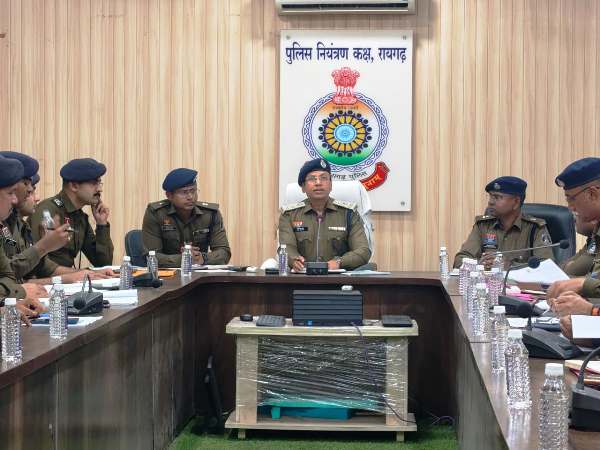 रायगढ़ पुलिस को नई कमान, नई रणनीति : एसएसपी शशि मोहन सिंह ने ली पहली अपराध समीक्षा बैठक, बेसिक पुलिसिंग से टेक्नोलॉजी तक, अपराध नियंत्रण के लिए एसएसपी के सख्त निर्देश