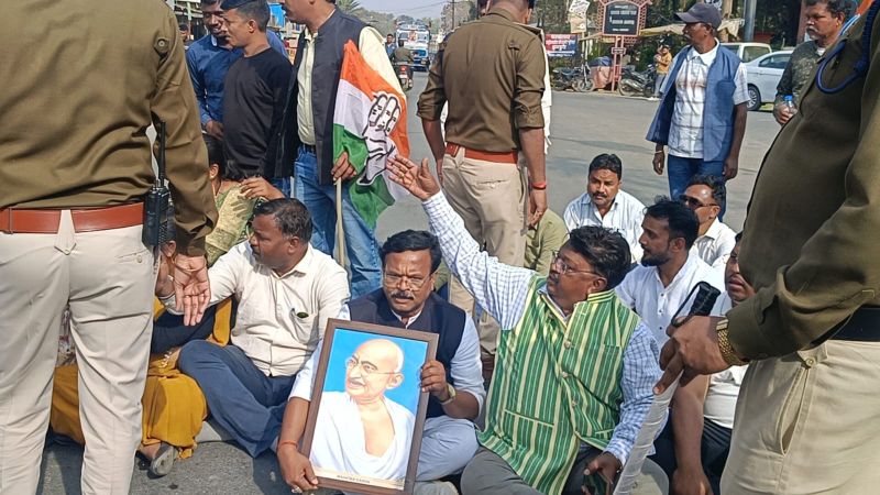 किसान-मजदूरों के मुद्दों पर कांग्रेस का आंदोलन या औपचारिक राजनीतिक कवायद? कुनकुरी धरना-प्रदर्शन में नेतृत्व की एकजुटता और जनविश्वास दोनों पर उठे सवाल