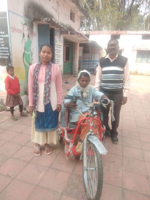 जशपुर में मानवीय संवेदना की मिसाल: कलेक्टर श्री व्यास के निर्देश पर समाज कल्याण विभाग ने दिव्यांग को उसी दिन उपलब्ध कराई मोटराईज्ड ट्राईसाईकिल