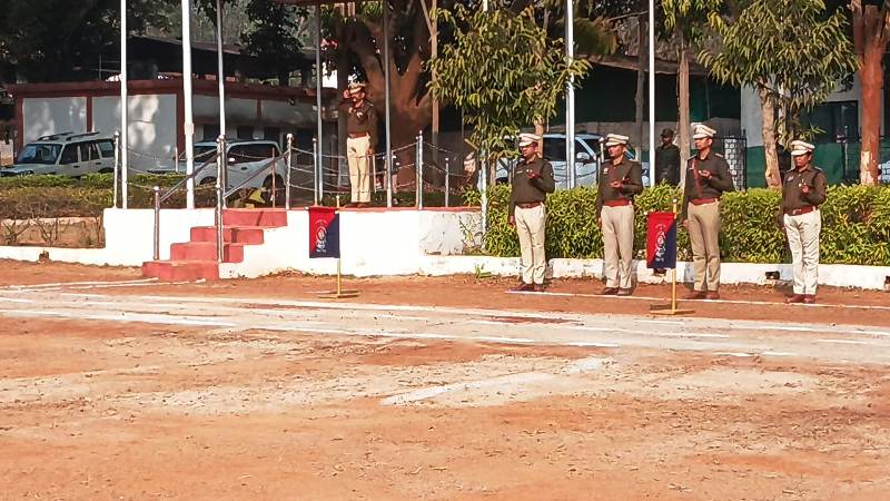 अनुशासन और संवाद का संगम : डीआईजी डॉ. लाल उमेद सिंह ने रक्षित केंद्र जशपुर का किया वार्षिक निरीक्षण, परेड में सलामी, दरबार में समाधान, जशपुर पुलिस में दिखा अनुशासन और संवेदनशीलता का दम.