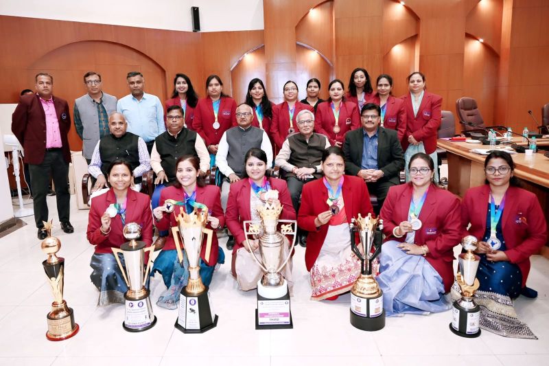 विजेता टीमों का प्रबंधन ने किया सम्मान : अखिल भारतीय खेल स्पर्धा में चमके पॉवर कंपनी के खिलाड़ी, राष्ट्रीय मंच पर छत्तीसगढ़ का गौरव बढ़ाने वाली महिला-पुरुष टीमों को मिला पॉवर कंपनी प्रबंधन का सम्मान.