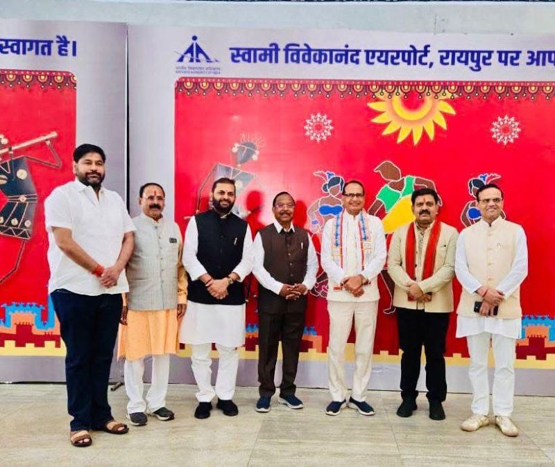 पौधारोपण से किसान मेला तक व्यस्त कार्यक्रम: रायपुर आगमन पर केंद्रीय मंत्री शिवराज सिंह चौहान का भाजपा नेताओं ने किया आत्मीय स्वागत, नवा रायपुर में लेंगे समीक्षा बैठक