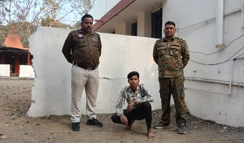 जूटमिल पुलिस की तत्परता : सार्वजनिक स्थान पर हथियारबाजी पर सख्ती, फरसानुमा तलवार लहराकर दहशत फैलाने वाला युवक गिरफ्तार, आरोपी युवक को भेजा गया जेल.