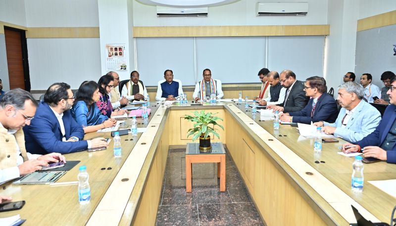 छत्तीसगढ़ में ग्रामीण विकास की ऐतिहासिक उपलब्धि: दो साल में बने 8 लाख से अधिक आवास, ‘मोर गांव मोर पानी’ से जल संरक्षण को मजबूती, बस्तर की लंबित योजनाओं के लिए बनेगी विशेष रणनीति — केंद्रीय मंत्री शिवराज सिंह चौहान