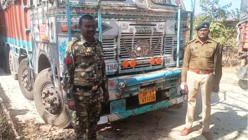 जशपुर पुलिस की बड़ी कार्रवाई : धान खरीदी सीजन में बिचौलियों पर शिकंजा, भलमंडा में पकड़ाया ट्रक, झारखंड से लाया जा रहा 207 क्विंटल अवैध धान जब्त, कार्यवाही हेतु सौंपा जिला प्रशासन को.