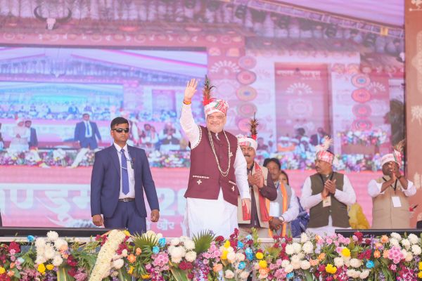 केन्द्रीय गृह एवं सहकारिता मंत्री अमित शाह आज छत्तीसगढ़ के बस्तर पंडुम 2026 के समापन समारोह में मुख्य अतिथि के रुप में शामिल हुए, कहा- बस्तर की पहचान बारूद नहीं, उसकी असली पहचान यहाँ की समृद्ध संस्कृति और विरासत है