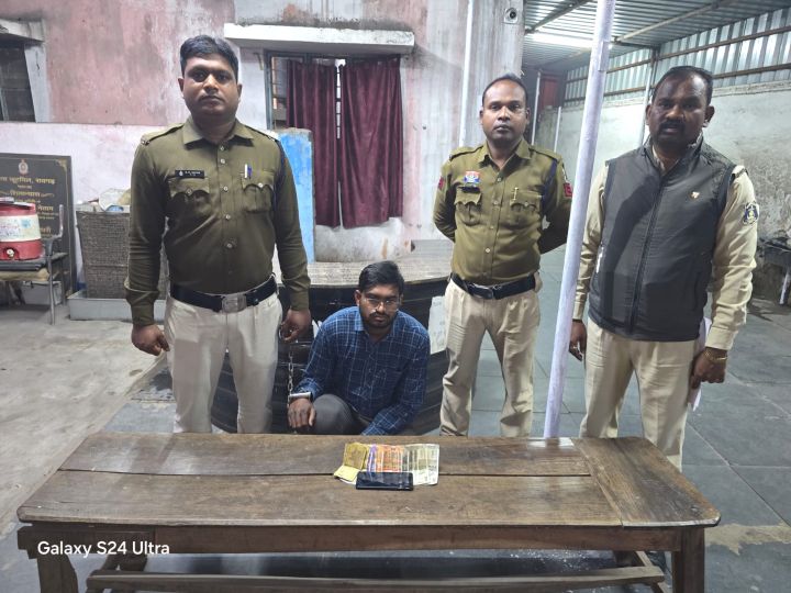 ऑनलाइन सट्टे पर पुलिस का बड़ा प्रहार : व्हाट्सएप और यूपीआई से चल रहा था सट्टा, रायगढ़ में पुलिस की ताबड़तोड़ रेड, पिता-पुत्र सहित 3 आरोपी गिरफ्तार.