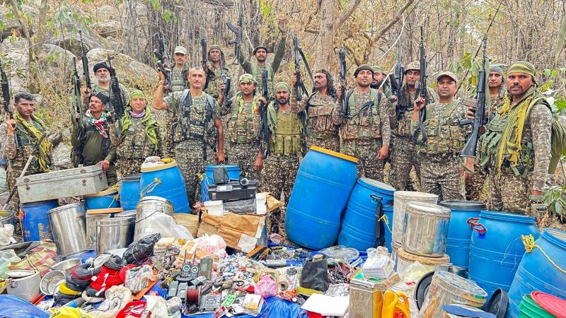 नक्सल उन्मूलन अभियान को बड़ी सफलता: नारायणपुर के घोर जंगलों में सुरक्षा बलों की सटीक कार्रवाई, विस्फोटक डेटोनेटर व रसद सामग्री जब्त, जवान सुरक्षित लौटे
