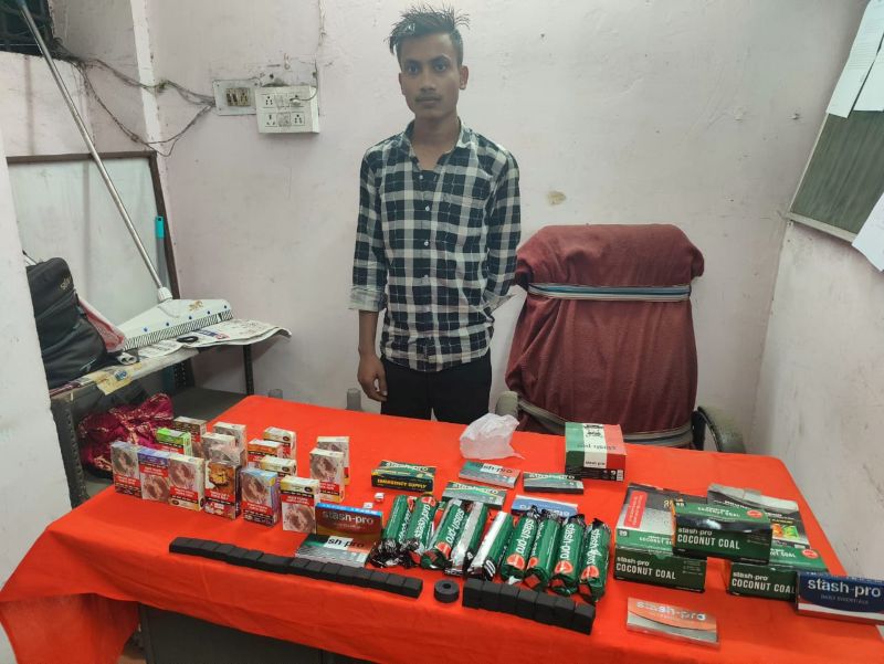 नशे के अवैध कारोबार पर सख्ती: रायपुर के गंजपारा मैदान में पुलिस की कार्रवाई, हुक्का फ्लेवर-चारकोल समेत प्रतिबंधित सामग्री जप्त, कोटपा एक्ट के तहत मामला दर्ज