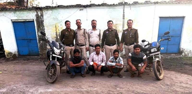 कुरमापाली पेट्रोल पंप मारपीट मामला : पेट्रोल पंप पर गुंडागर्दी पड़ी भारी, सीसीटीवी से पहचान, रायगढ़ पुलिस द्वारा चारों आरोपी गिरफ्तार कर गैर-जमानतीय धाराओं में भेजे गए रिमांड पर.