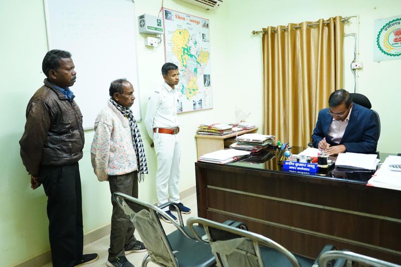 संवेदनशील प्रशासन की मिसाल: जशपुर जनदर्शन में अपर कलेक्टर प्रदीप कुमार साहू ने राजस्व, स्वच्छता और शासकीय योजनाओं से जुड़े प्रकरणों के शीघ्र समाधान के दिए निर्देश