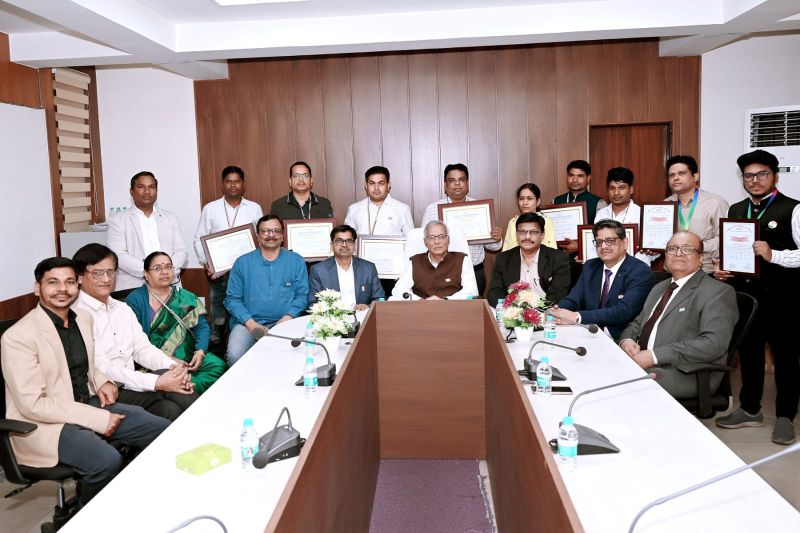 जोखिम भरे हालात में निभाई जिम्मेदारी, मिला सम्मान: छत्तीसगढ़ स्टेट पावर ट्रांसमिशन कंपनी के क्षेत्र स्तरीय समारोह में बिजली बहाल करने वाले कर्मठ कर्मचारी हुए सम्मानित