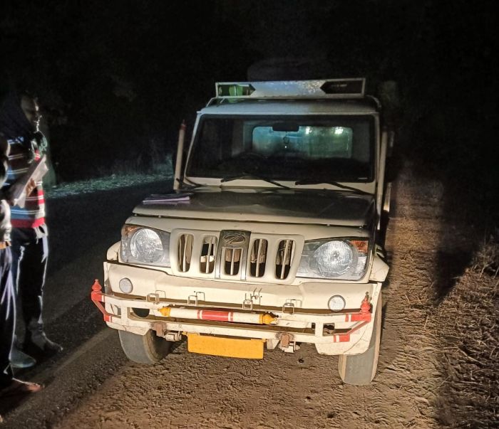 जंगल में लावारिश हालत में बिना नंबर पिकअप वाहन से 3 टन कोयला मिला, चौकी खड़गवा पुलिस ने पिकअप वाहन व कोयला किया जप्त