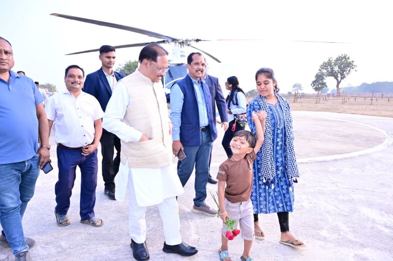 जशपुर के बगिया पहुंचे मुख्यमंत्री साय—हेलीपैड पर जनसमर्थन की झलक, जिला पंचायत अध्यक्ष से लेकर वरिष्ठ अधिकारियों तक रहे मौजूद