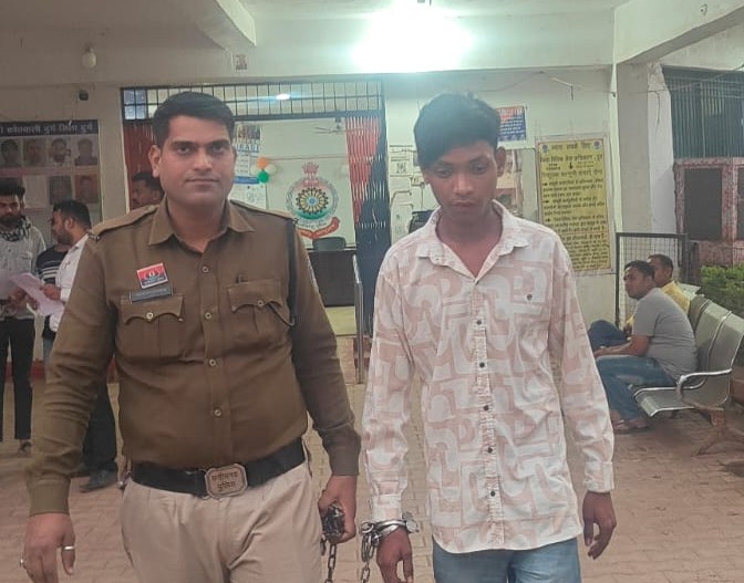 दुर्ग में दिनदहाड़े हत्या के इरादे से हमला—डिपरा पारा में युवक पर धारदार हथियार से सीने व हाथ पर वार, आरोपी गोगो उर्फ सौरभ यादव गिरफ्तार