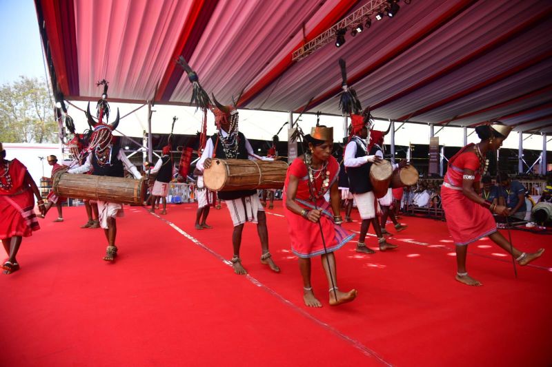 बस्तर की आदिम संस्कृति का सजीव दर्शन—राष्ट्रपति की उपस्थिति में बाइसन हॉर्न माड़िया जनजाति के गौर नृत्य ने राष्ट्रीय मंच पर बिखेरा लोक-रंग और जनजातीय गौरव