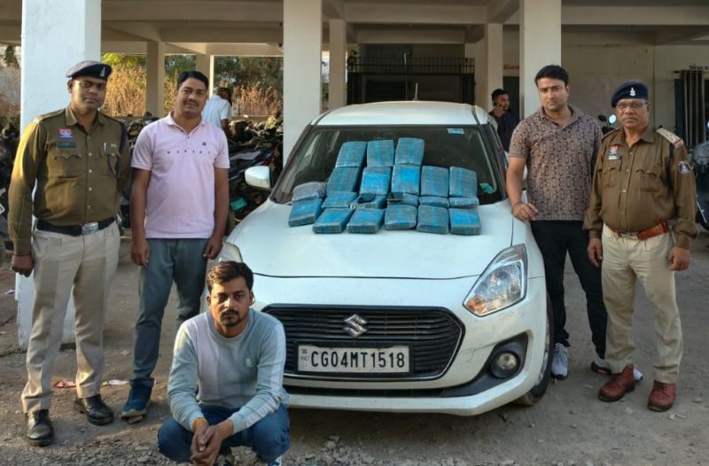 नशे के खिलाफ रायपुर पुलिस की बड़ी सफलता: न्यू राजेन्द्र नगर थाना क्षेत्र में 20 किलो से अधिक गांजा जब्त, उत्तरप्रदेश का अंतर्राज्यीय तस्कर गिरफ्तार, 7.55 लाख की संपत्ति जप्त