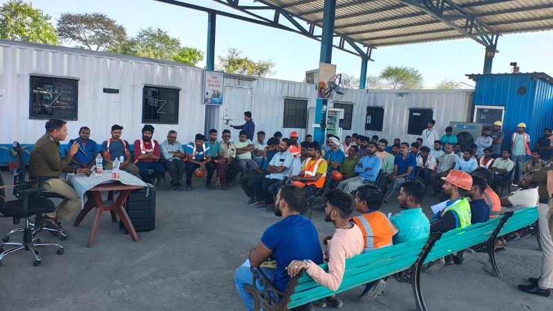 रायगढ़ में सड़क सुरक्षा पर पुलिस का सख्त रुख, एसएसपी शशि मोहन सिंह के निर्देशन में सघन जांच के साथ जागरूकता अभियान तेज, औद्योगिक क्षेत्रों में विशेष सतर्कता