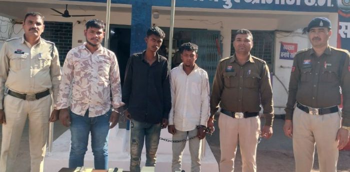 पैसे नहीं मिले तो हत्या की नीयत से तोड़ा घर का दरवाज़ा: तिल्दा नेवरा पुलिस की त्वरित कार्रवाई, 03 आरोपी गिरफ्तार, विधि से संघर्षरत बालक पर किशोर न्याय अधिनियम के तहत कार्रवाई