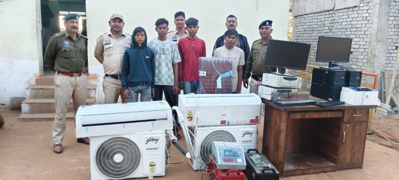 राखड़ डेम कंटेनर चोरी कांड में सीपत पुलिस की बड़ी सफलता, कंप्यूटर-एसी-इन्वर्टर सहित शत-प्रतिशत मशरूका बरामद, पुलिस टीम को नगद पुरस्कार की घोषणा