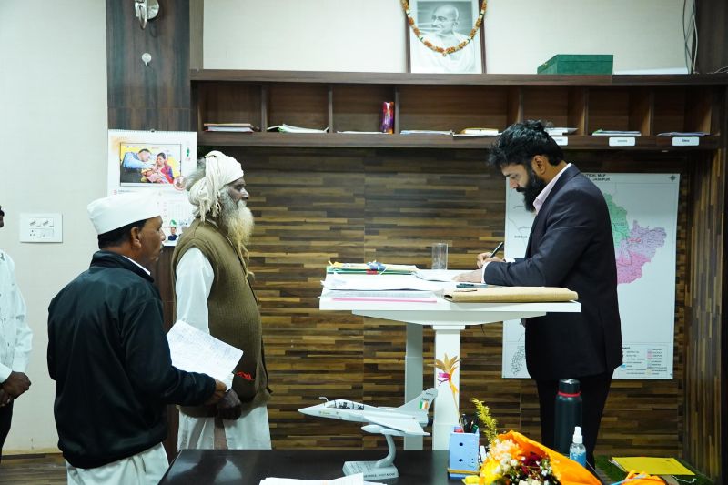 जशपुर प्रशासन का जनमुखी चेहरा: कलेक्टर रोहित व्यास ने जनदर्शन में सुनी आमजन की पीड़ा, गुणवत्तापूर्ण निराकरण पर दिया जोर