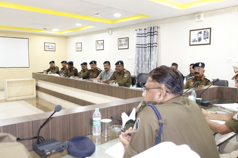 डीआईजी-एसएसपी ने थाना प्रभारियों की ली समीक्षा बैठक : सरगुजा में अपराध नियंत्रण पर बड़ा मंथन, अब नहीं चलेगी ढिलाई, केस डायरी, NAFIS और IRAD में लापरवाही पर सख़्ती के संकेत.