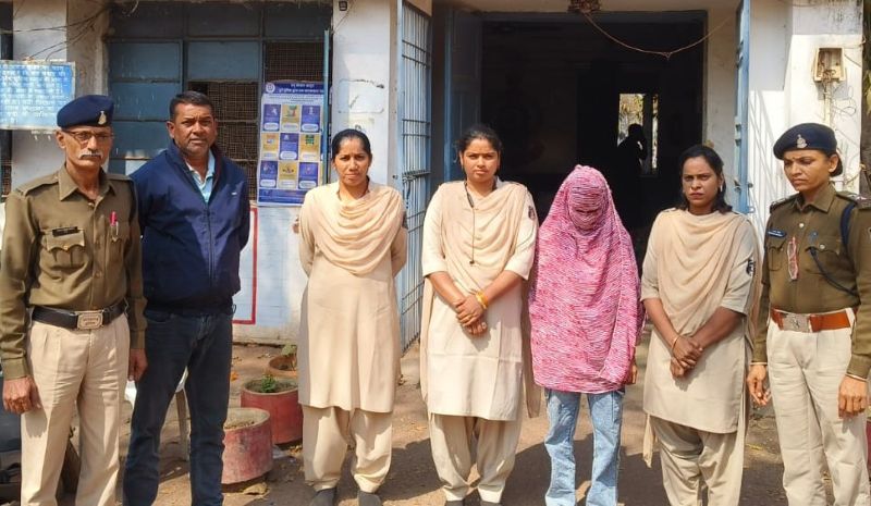 पुलिस का बड़ा एक्शन: प्वाइंटर ग्राहक बनकर पकड़ा अनैतिक देह व्यापार, युवतियां उपलब्ध कराने का खुलासा, मोबाइल और नकदी जब्त