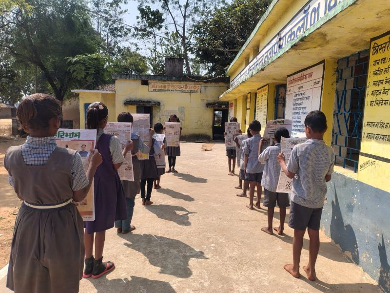 पुस्तकीय पढ़ाई से आगे बढ़ी शिक्षा की नई सोच: सरगुजा के पीपरडांड स्कूल में अखबार वाचन से बच्चों में बढ़ेगी जागरूकता, तर्कशक्ति और अभिव्यक्ति क्षमता