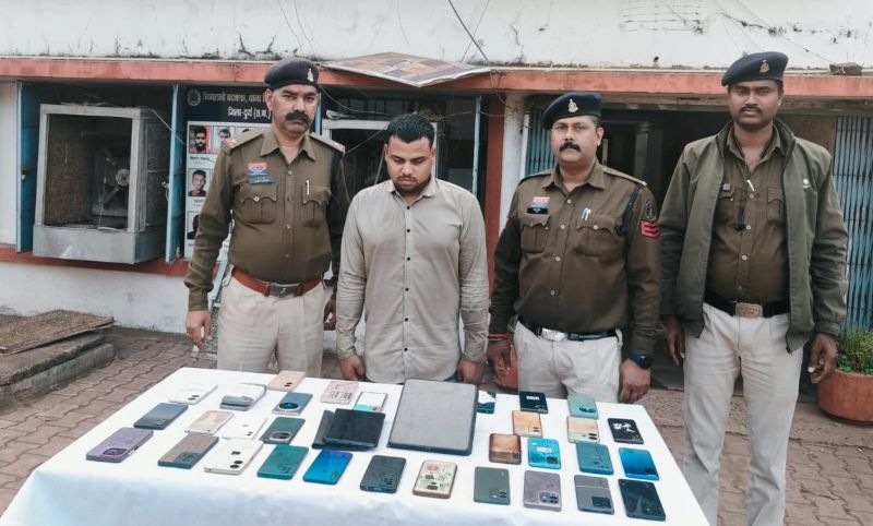 क्रिकेट मैच देखने आए लोग बने शिकार: पुलिस ने 6 लाख के मोबाइल बरामद कर मोबाइल-हैकिंग चोर को दबोचा