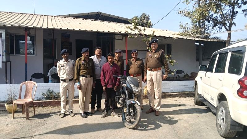 मणीपुर पुलिस की बड़ी कार्रवाई : हॉस्पिटल की पार्किंग से उड़ी बाइक ! 50 हजार की मोटरसायकल बरामद, 24 घंटे में पुलिस ने दोपहिया वाहन चोर को किया गिरफ्तार, न्यायालय के समक्ष किया गया प्रस्तुत.