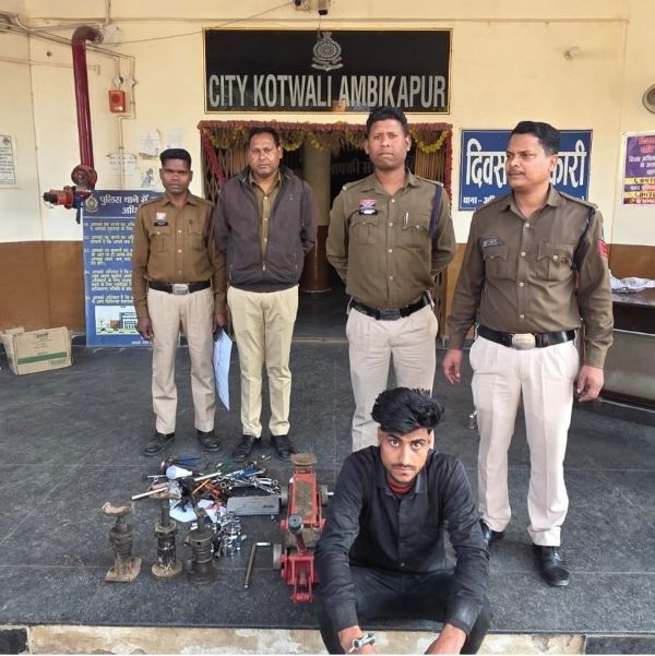 गैरेज में सेंधमारी का खुलासा : रात में टूटा ताला, लाखों के औजार साफ ! 48 घंटे में पुलिस ने चोर पकड़ा, 39 हजार का सामान बरामद – आरोपी गिरफ्तार कर माननीय न्यायालय के समक्ष किया गया पेश.