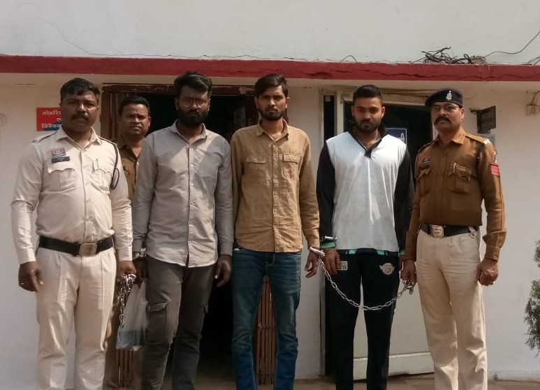 नशीली सिरप की सप्लाई पकड़ी गई: एंटी क्राइम व साइबर यूनिट की संयुक्त रेड में 94 बोतल जब्त, 3 गिरफ्तार, बैकवर्ड-फॉरवर्ड लिंक की जांच तेज