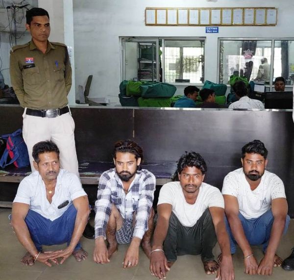 रेलवे स्टेशन के बाहर मारपीट : कोतवाली पुलिस की फुर्तीली कार्रवाई, महिला से मारपीट करने वाले दबोचे गए, 12 घंटे में चार आरोपी गिरफ्तार, की गई पृथक से प्रतिबंधात्मक कार्यवाही भी.