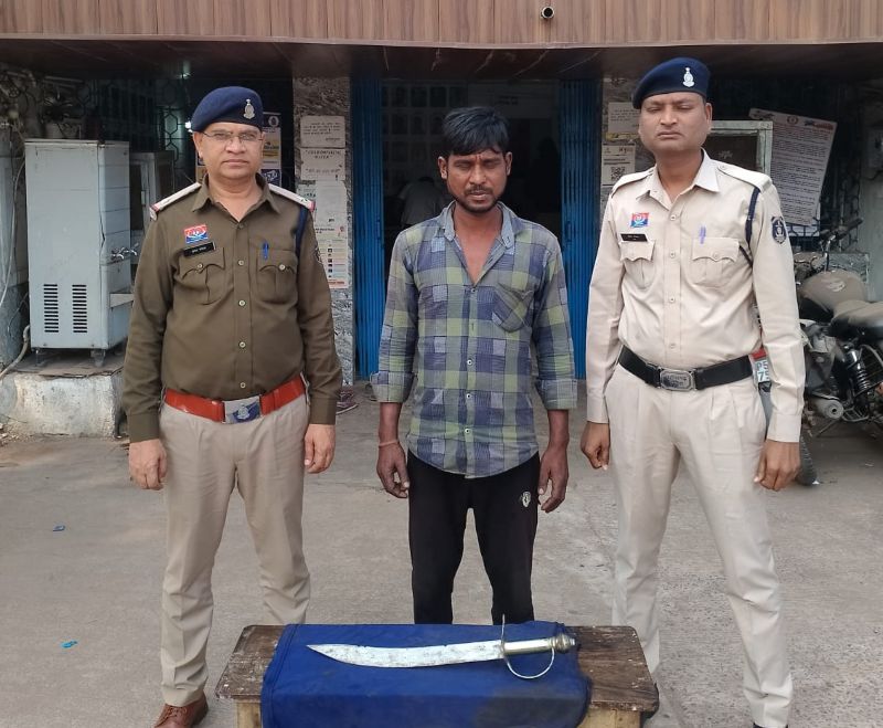 तलवार लहराकर जानलेवा हमला करने वाला आरोपी गिरफ्तार, पुलिस ने हथियार किया जब्त, आर्म्स एक्ट के तहत कार्रवाई