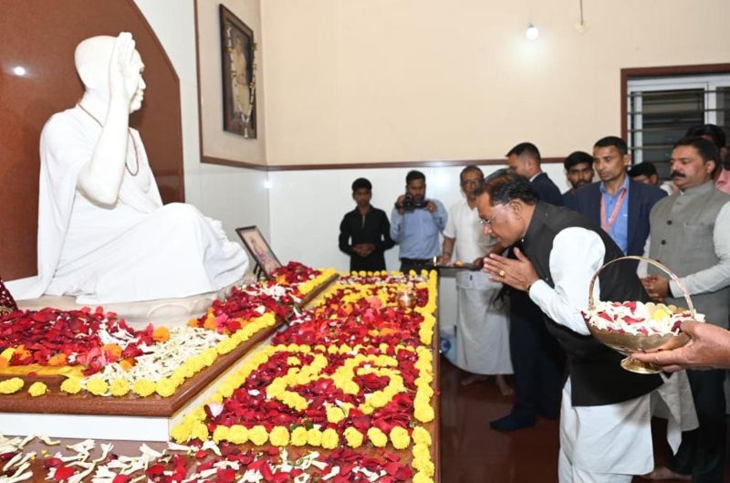 बनोरा धाम में मुख्यमंत्री का नमन, अघोरेश्वर की प्रतिमा पर अर्पित की पुष्पांजलि — विष्णुदेव साय ने कहा, “संत परंपरा ही राष्ट्र निर्माण की आधारशिला”, आध्यात्मिक विरासत के संरक्षण का दोहराया संकल्प