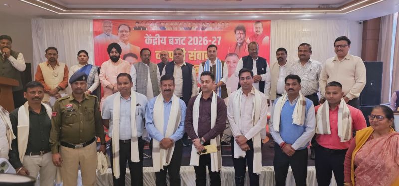 व्यापारी सम्मेलन में सरगुजा पुलिस सम्मानित : 20 लाख की लूट का घंटों में खुलासा, कोतवाली और साइबर सेल टीम की बड़ी सफलता, मंत्री ने किया पुलिस टीम का सम्मान.