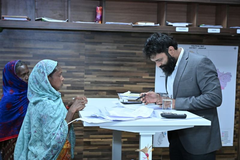 जनता से सीधा संवाद, त्वरित कार्रवाई का भरोसा: जशपुर में जनदर्शन के दौरान कलेक्टर रोहित व्यास ने सुनी समस्याएँ