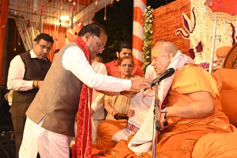 मुख्यमंत्री विष्णु देव साय से निरंजन पीठाधीश्वर महामंडलेश्वर डॉ. स्वामी कैलाशनंद गिरी जी महाराज ने की सौजन्य भेंट