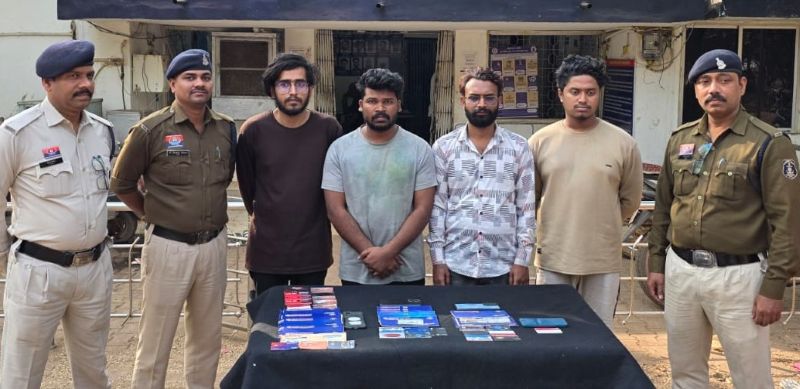 सीसीएम मेडिकल कॉलेज रोड पर चल रहा था फर्जी खातों से काला ट्रांजेक्शन! केरल से गुजरात तक फैले साइबर ठगी नेटवर्क का पर्दाफाश, पुलिस ने चार आरोपियों को भेजा जेल